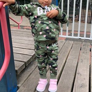 Gap kids toddler camo heart sweatsuit 2t